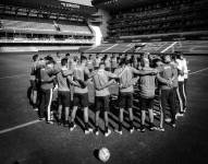 Jugadores de Bragantino levantando una oración en el Capwell.