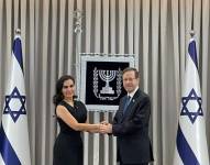 La vicepresidenta el día en que presentó las cartas credenciales al presidente de Israel, para ejercer funciones de embajadora por la paz.