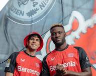 Piero Hincapié y Boniface Víctor lucen las nuevas camiseta del Bayer Leverkusen