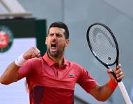 Novak Djokovic celebra su victoria sobre Francisco Cerúndolo