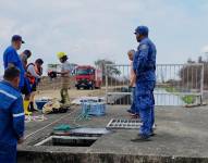 Agentes municipales rescataron a un perro que cayó en un estanque de agua en el noroeste de Guayaquil.