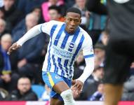 Pervis Estupiñán en el partido entre el Brighton contra el Crystal Palace por la Premier League