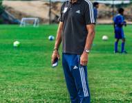 Carlos Alberto Juárez en un entrenamiento de las divisiones formativas de Emelec