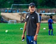 Carlos Alberto Juárez en un entrenamiento de las divisiones formativas de Emelec