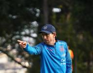 Entrenador de la selección de Ecuador Sub 15, Juan Carlos Burbano, en un entrenamiento