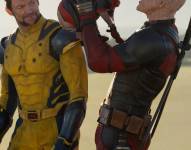 Ryan Reynolds cargando a Peggy y Hugh Jackman en Deadpool y Wolverine