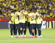 Jugadores de Ecuador reunidos en el centro del campo previo al partido ante Bolivia por la fecha 11 de las Eliminatorias