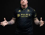 El exluchador de la WWE, The Undertaker, luce la nueva camiseta del Genoa de Italia