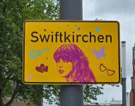 Cartel con el apellido de la cantante Swift fusionado con el nombre de la ciudad