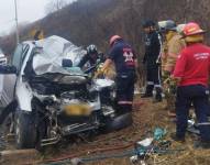 El vehículo quedó destruido por el choque.