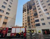 Imagen del edificio incendiado y los bomberos.