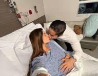 Foto de Constanza Báez y su esposo en la clínica, en Estados Unidos