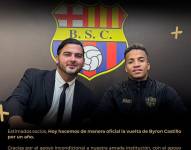 El presidente de Barcelona SC, Antonio Álvarez, junto con Byron Castillo, en la firma de su contrato