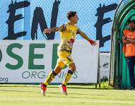 Mariano Miño celebra su gol con Delfín ante Macará por la fecha nueve de la Liga Pro