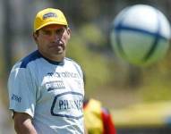 El exentrenador de la selección de Ecuador, Luis Fernando Suárez, observa un balón durante un entrenamiento en Quito el 04 de octubre de 2005.