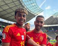 Lamine Yamal posa con su padre, Mounir Nasraoui, ambos con las camisetas de la selección de España