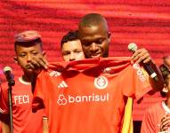 El jugador ecuatoriano Enner Valencia sostiene la camiseta del Inter de Porto Alegre