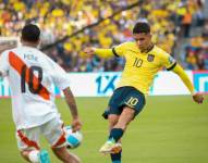 Kendry Páez en el partido entre Ecuador y Perú por las Eliminatorias Sudamericanas