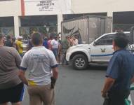 Imagen de policías en el exterior del mercado José Mascote, donde fue asesinado el conductor de un camión repartidor de embutidos este sábado 16 de noviembre.