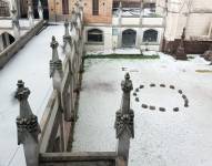 El granizo se acumuló en los exteriores de la iglesia de La Basílica, centro de Quito.