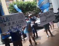 Hinchas de Emelec protestan a las afueras del Bando del Pacífico