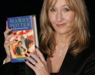 J.K. Rowling con el libro de Harry Potter y el Misterio del Príncipe