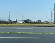 Imagen de un helicóptero cruzando el Puente de la Unidad Nacional este sábado 31 de agosto.