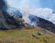 En Cotopaxi, el fuego ha azotado dos sectores del cantón Sigchos. Uno de ellos ha avanzado en el cerro El Púlpito.