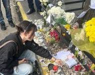 Directioner colocando una carta en el altar realizado a Liam Payne en la acera del hotel donde falleció.