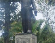 mgen del monumento de Eloy Alfaro Delgado vandalizado.
