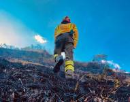 Los casacas rojas de la Atenas del Ecuador se movilizaron a diferentes puntos para controlar el fuego.