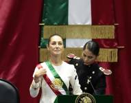 La presidenta de México Claudia Sheinbaum, recibe la banda presidencial en la Cámara de Diputados este martes en la Ciudad de México.