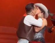 Beso entre Nodal y Ángela Aguilar