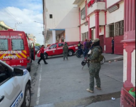 Imagen de militares en el exterior de un cuartel de Bomberos de Manta.