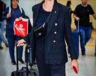 El ángel de Victoria's Secret Adriana Lima fue vista en el Aeropuerto Internacional de Sao Paulo, llamando la atención con su estilo chic y casual de aeropuerto. La supermodelo brasileña, conocida por su trabajo en las pasarelas, mantuvo un perfil bajo mientras se abría paso por la terminal. Pictured: Adriana lima