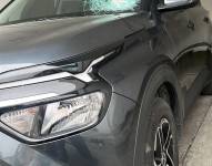 Así quedó el parabrisas del vehículo KIA que fue atacado en la avenida 25 de Julio, sur de Guayaquil.