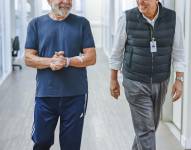 Fotografía facilitada por la Presidencia de Brasil, que muestra el presidente de Brasil, Luiz Inácio Lula da Silva (i), caminando al lado del médico Marcos Stavale este viernes, en la unidad de cuidados semi intensivos del hospital Sirio Libanés, en el centro de São Paulo (Brasil).