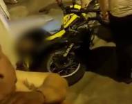 Captura de video que muestra la moto amarilla que usaba el presunto pillo del destornillador en Guayaquil.
