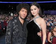 Fotografía del productor musical Benny Blanco junto a la cantante Selena Gómez