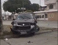 Imagen de un carro baleado y accidentado en Guayacanes, norte de Guayaquil.