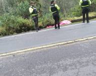 Fotografía de personal de la Policía junto al cuerpo hallado cubierto con un plástico rosa.