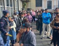 Las personas formaron una larga fila para pagar el impuesto predial.