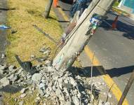 Un poste derribado en Quito (imagen referencial).