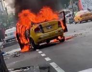 Un taxi fue consumido por un incendio en Gómez Rendón y Esmeraldas, en el sur de Guayaquil