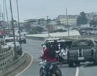 Imagen de un hombre siendo secuestrado en el norte de Guayaquil. Luego fue liberado.