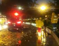 Desfogue de sumideros tras el desbordamiento de quebradas por intensas lluvias.