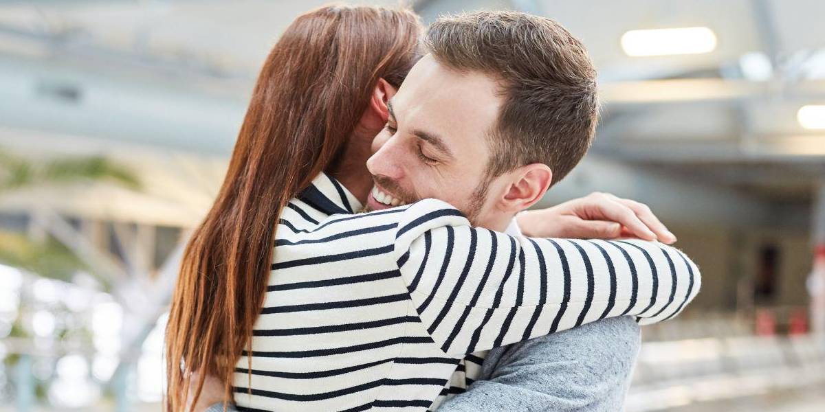 Imagen referencial de pareja abrazándose en el aeropuerto.