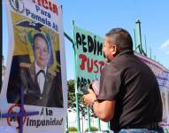 El padre de Pamela Ati durante un plantón frente al Ministerio de Defensa en Quito el 29 de julio de 2024.