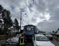 El bus que impactó a los automóviles en la Autopista General Rumiñahui.