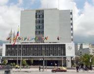 La fachada principal del edificio del Banco Central en Quito.